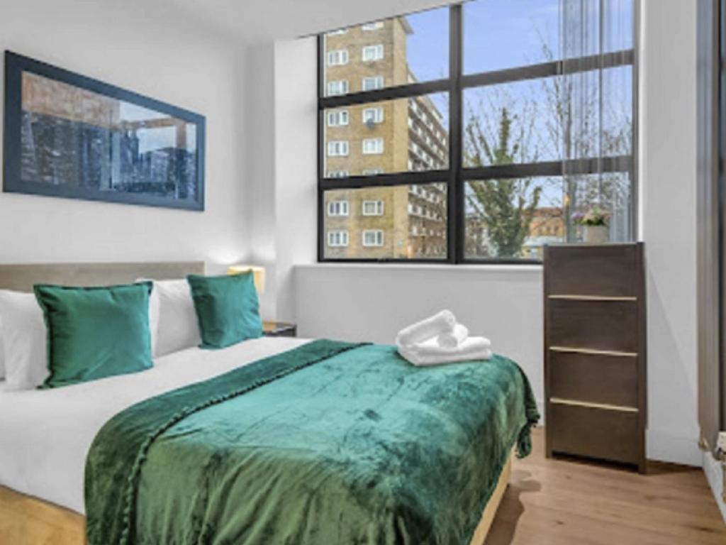 1 dormitorio con cama y ventana grande en Apartment Regents Park Serviced Apartment-2 by Interhome, en Londres