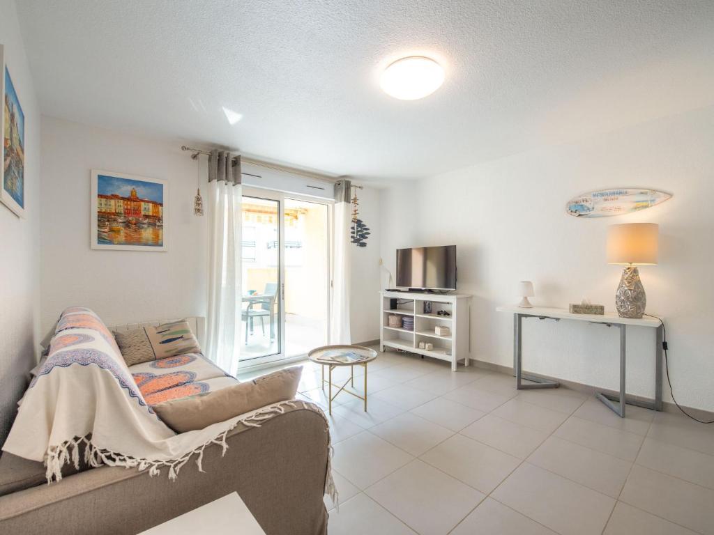 un salon avec un canapé et une table dans l'établissement Apartment Jardin de la Fontaine-3 by Interhome, à Cavalaire-sur-Mer