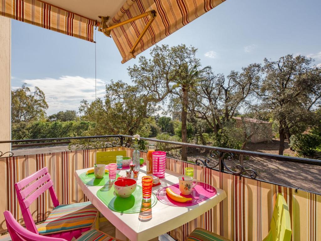 une table et des chaises sur un balcon avec vue dans l'établissement Apartment La Nuit de Mai-6 by Interhome, à Saint-Aygulf