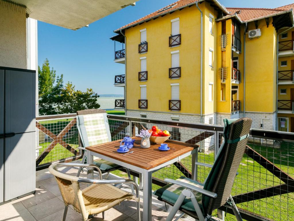 une table et des chaises sur le balcon d'un bâtiment dans l'établissement Apartment Maria by Interhome, à Balatonőszöd