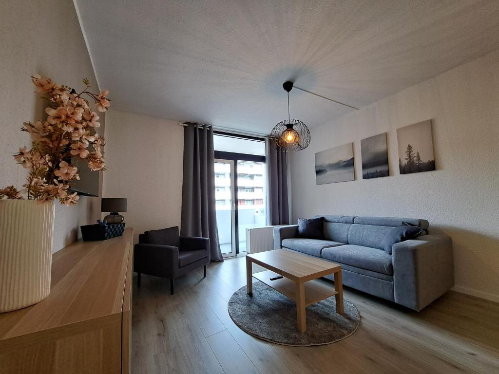 een woonkamer met een bank en een tafel bij Wander-Traum-Fewo in Bad Harzburg