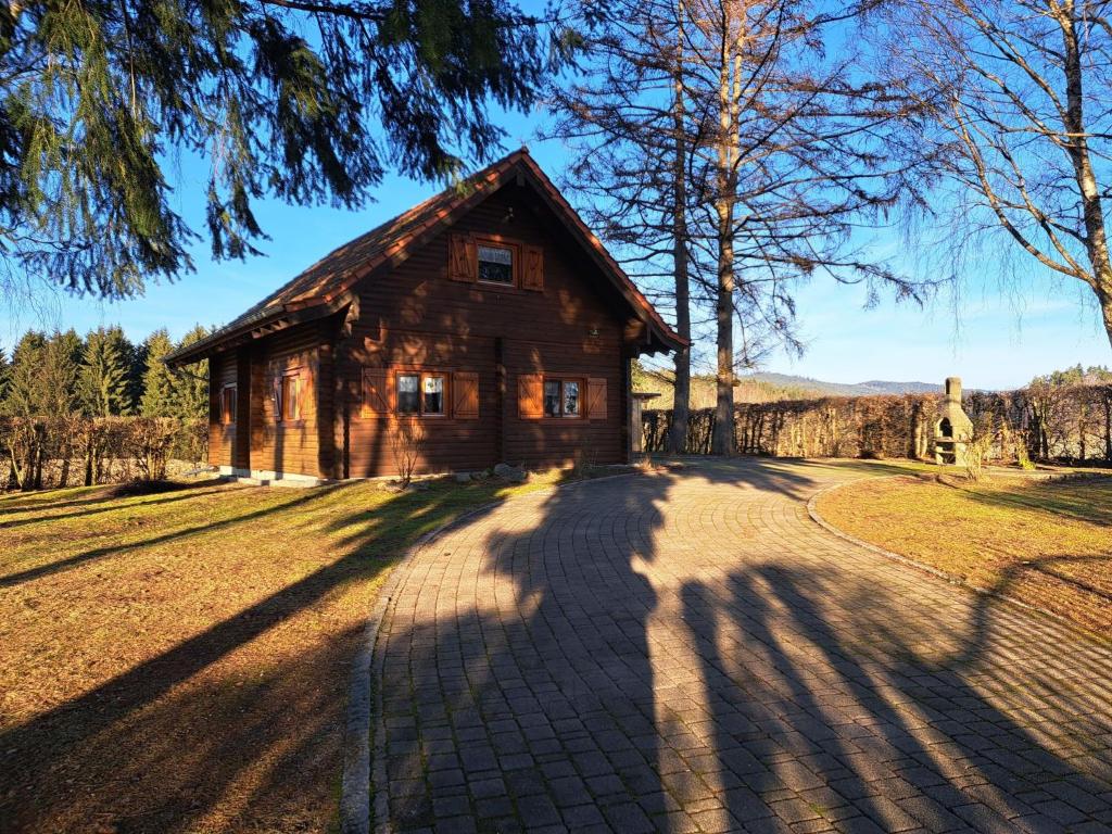 une grande maison en bois avec une route en briques devant dans l'établissement Holiday Home Christopher by Interhome, à Ruhmannsfelden