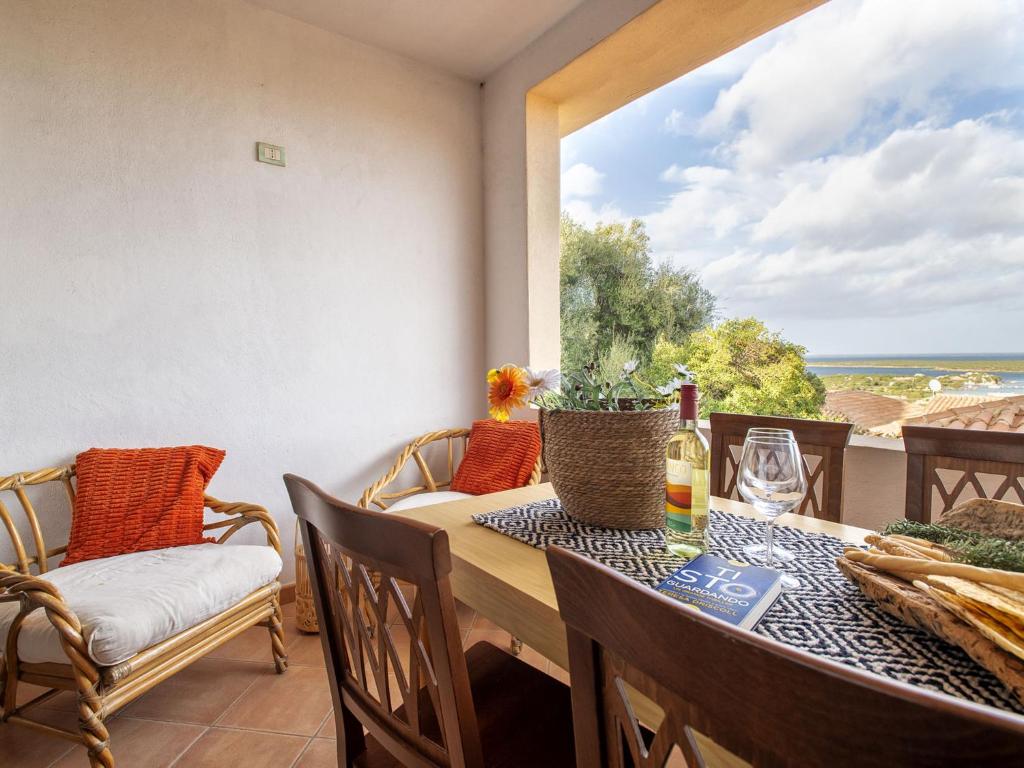 ゴルフォ・アランチにあるApartment CSA - 15- Baia de Bahas by Interhomeのダイニングルーム(テーブル付)が備わり、海の景色を望めます。