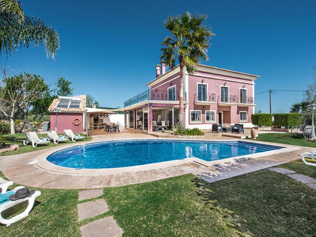 uma casa com piscina em frente a uma casa em Villa Quinta Valente by Interhome em Silves