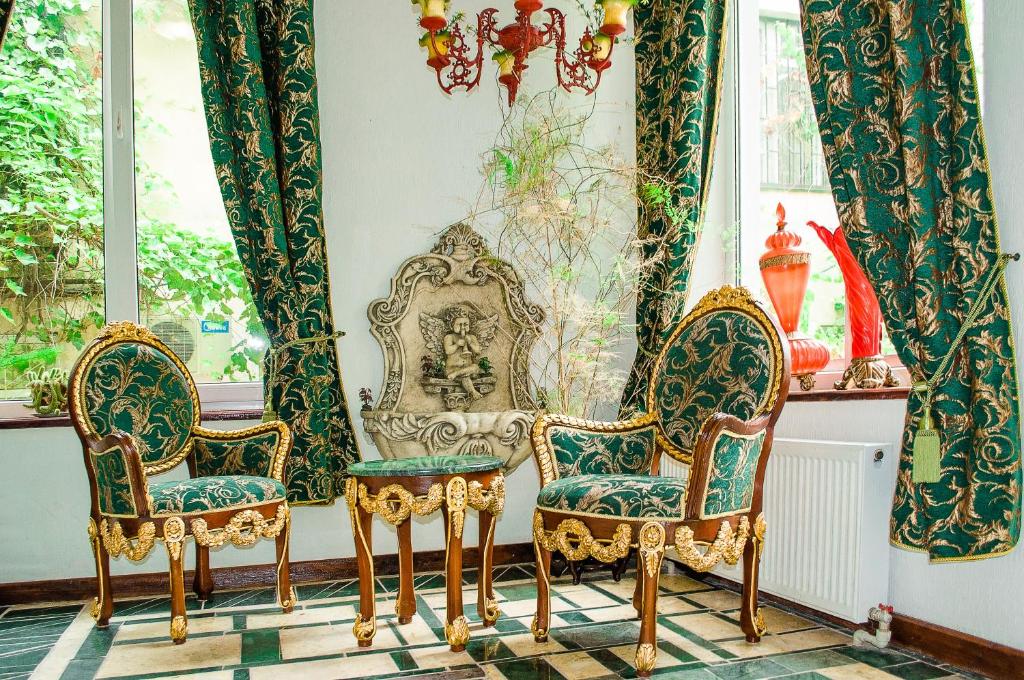 um quarto com três cadeiras e um espelho em Guest House De Rishelye em Odessa