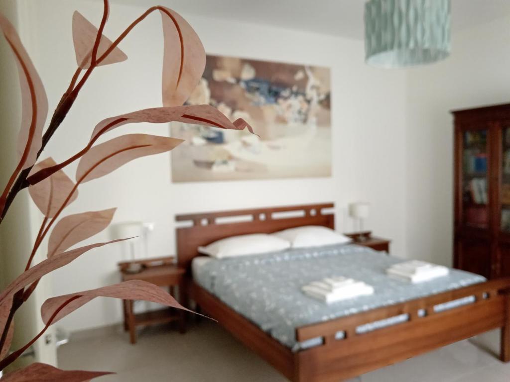 ein Schlafzimmer mit einem Bett und einem Wandgemälde in der Unterkunft Lungo Sile in Treviso