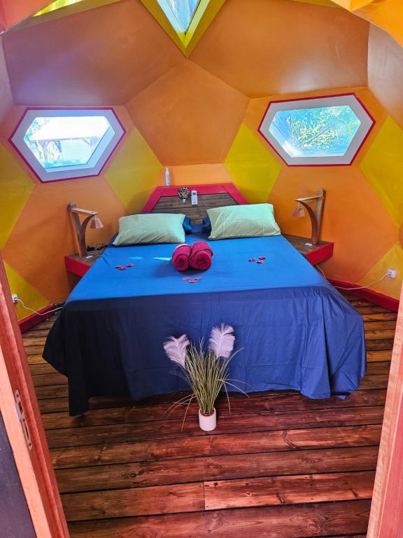 Bungalow Ti Koko في لو جوسيير: غرفة بسرير في خيمة
