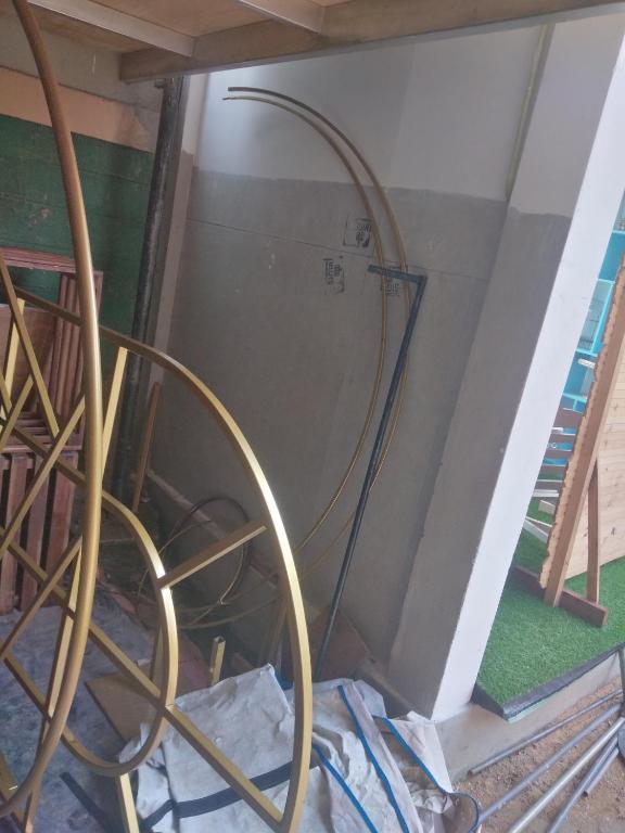 un tuyau fixé à un mur dans une pièce dans l'établissement SRI ROYAL Castle, à Negombo