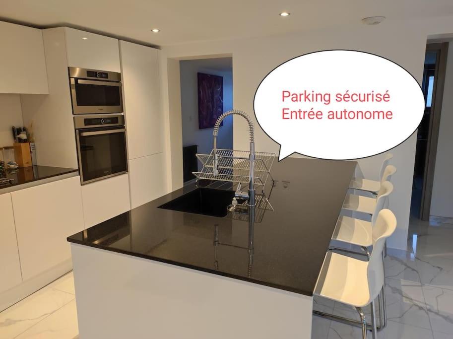 a kitchen with a shopping basket on a counter at Superbe appartement JO 2024 in Plaisir