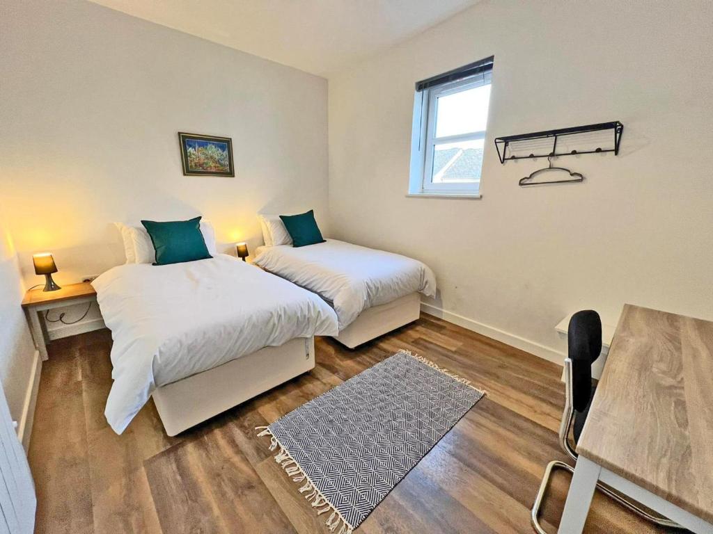Posteľ alebo postele v izbe v ubytovaní Immaculate 2-Bed Apartment Town Centre