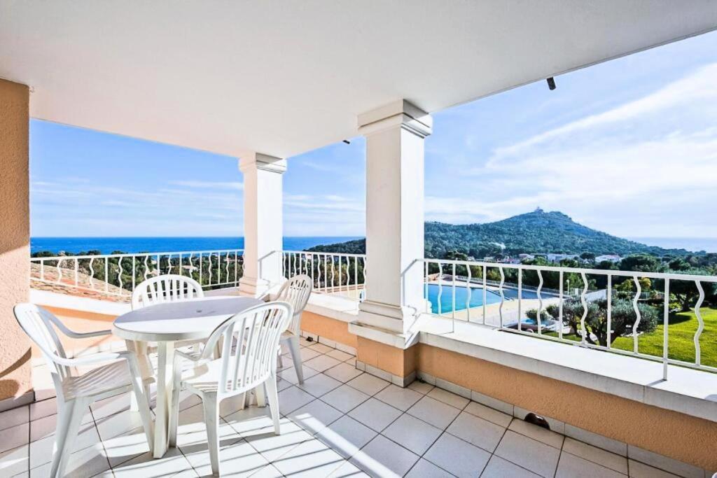 un balcon avec une table et des chaises et une vue sur l'océan dans l'établissement Résidence le Hameau de Cap Esterel - maeva Home - Studio 4 personnes - Sélection MAE-9301, à Saint-Raphaël