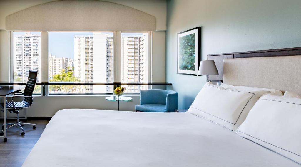 Postel nebo postele na pokoji v ubytování DoubleTree by Hilton San Juan