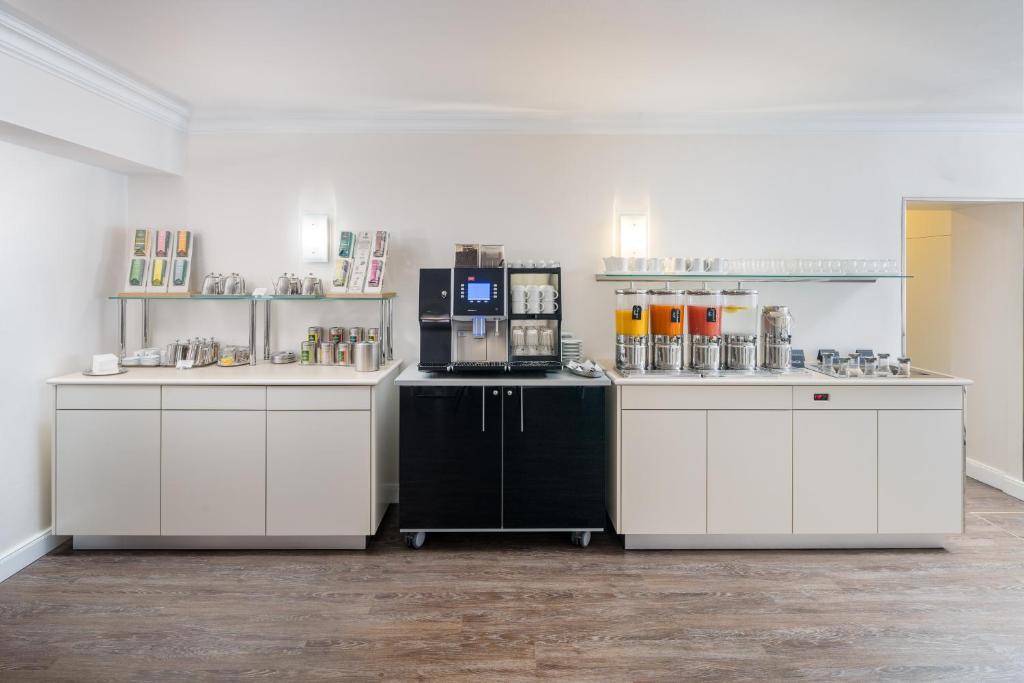 Kuchyň nebo kuchyňský kout v ubytování Hotel Bellevue