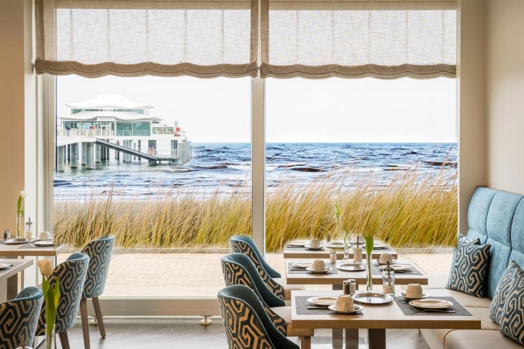 ein Restaurant mit Meerblick in der Unterkunft Hotel Bellevue in Timmendorfer Strand