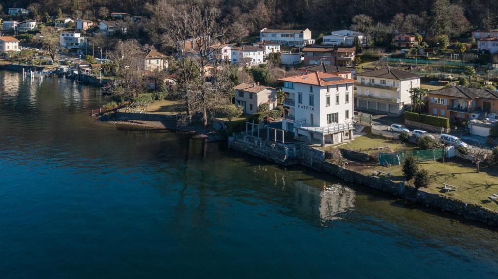 eine Luftansicht einer Stadt neben dem Wasser in der Unterkunft Villa Patria B&B in Brusino Arsizio