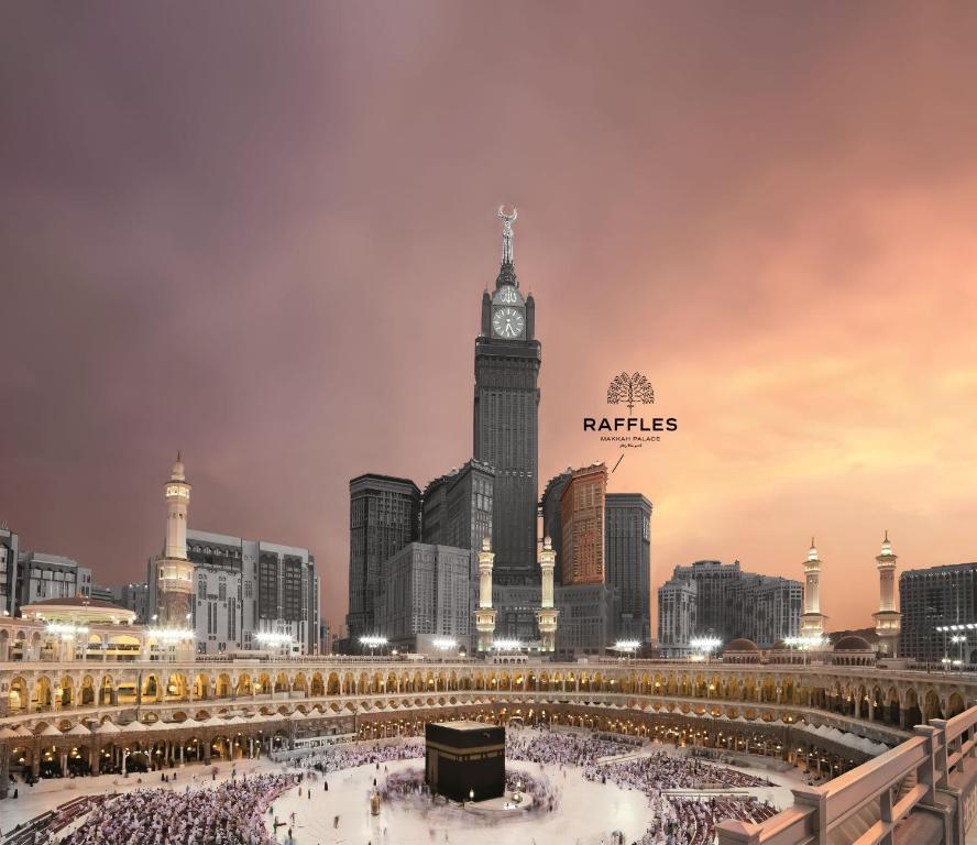 - une vue sur une ville avec une tour de l'horloge dans l'établissement Raffles Makkah Palace, à La Mecque