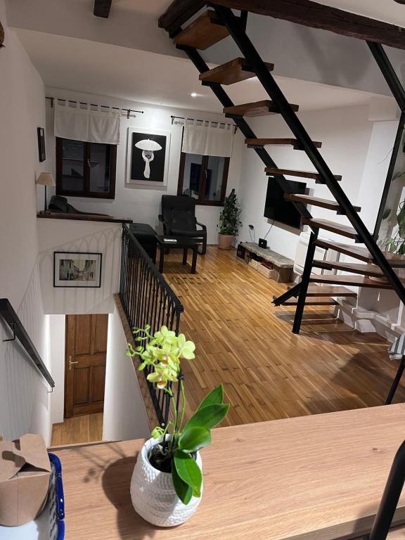 uma sala de estar com piso em madeira e escadas em Apartment Capo D'Istria em Koper