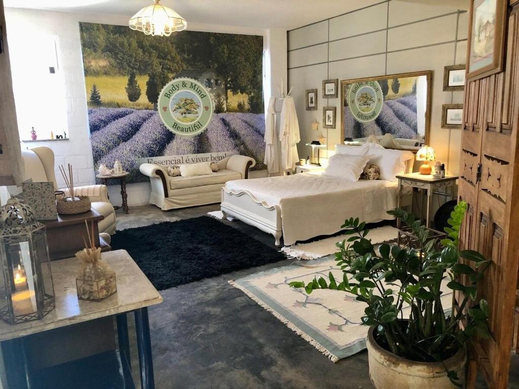 una camera con letto e un soggiorno di Body & Mind Beautiful - Suites Elegantes e Charmosas a Franca