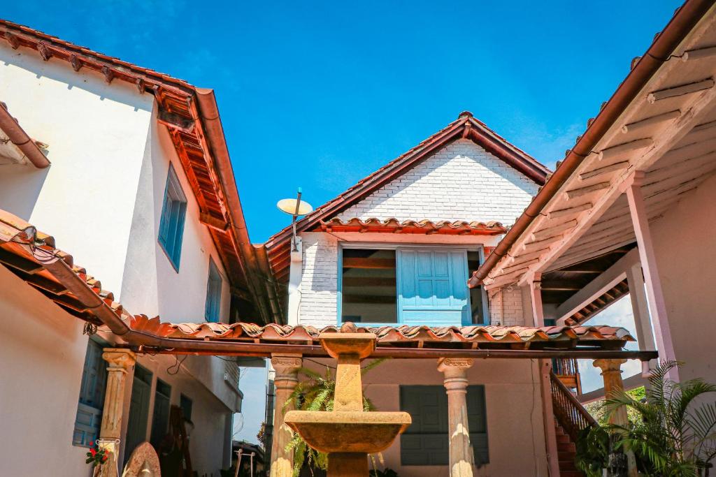 ein Haus mit einem Brunnen davor in der Unterkunft Aura Hotel Parque Barichara By Infinity in Barichara