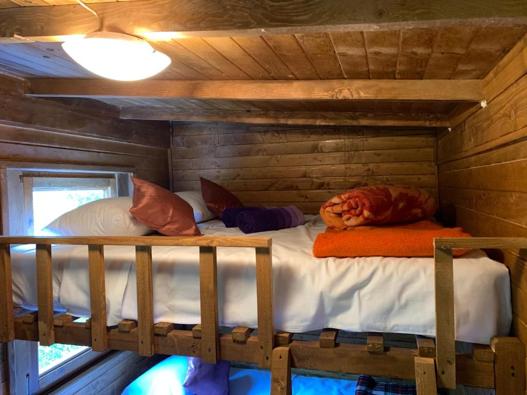 Postel nebo postele na pokoji v ubytování Delightful Treehouse w private beach
