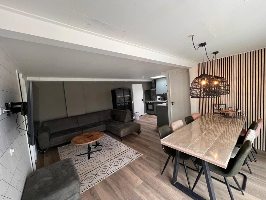 een woonkamer met een tafel en een bank bij 4 tot 8 persoons huisje - Veluwemeer - Biddinghuizen - Harderwijk - Elburg in Biddinghuizen