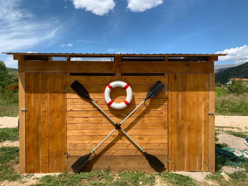Nespecifikovaný výhled na hory nebo výhled na hory při pohledu z luxury tent