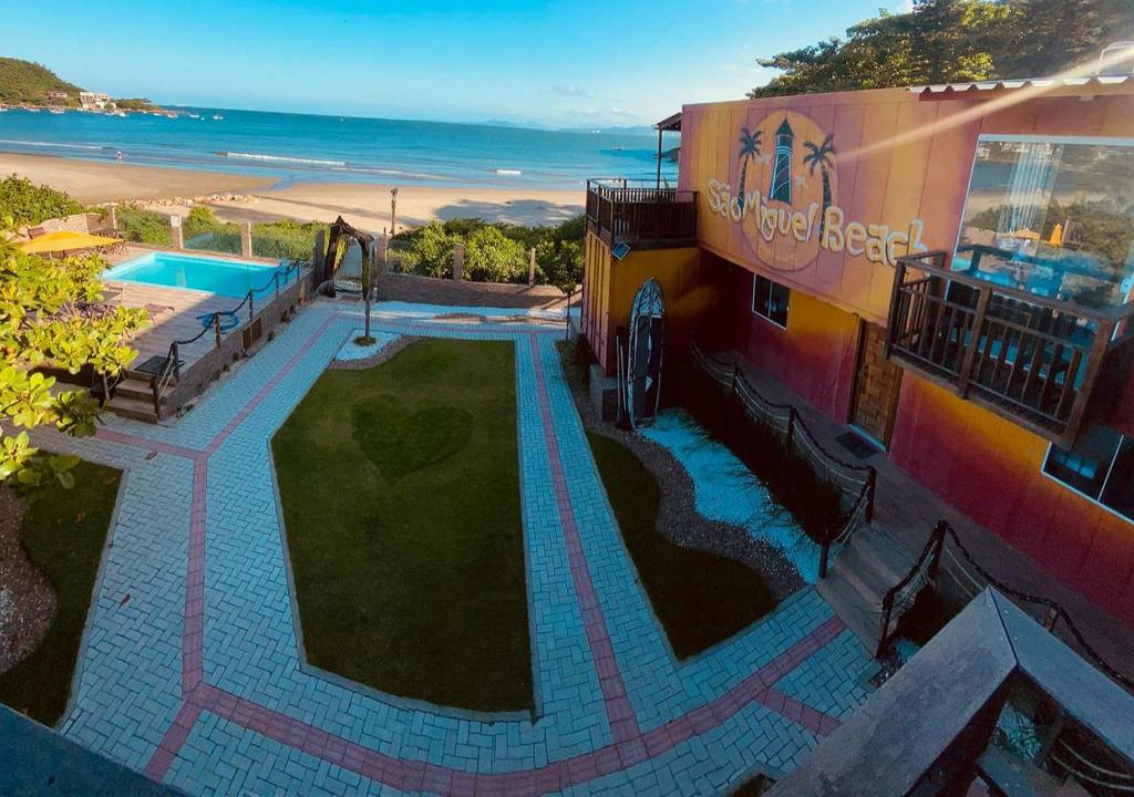 ペーニャにあるPousada São Miguel Beach Beira Marのスイミングプールとビーチのあるリゾートの空からの景色を望めます。