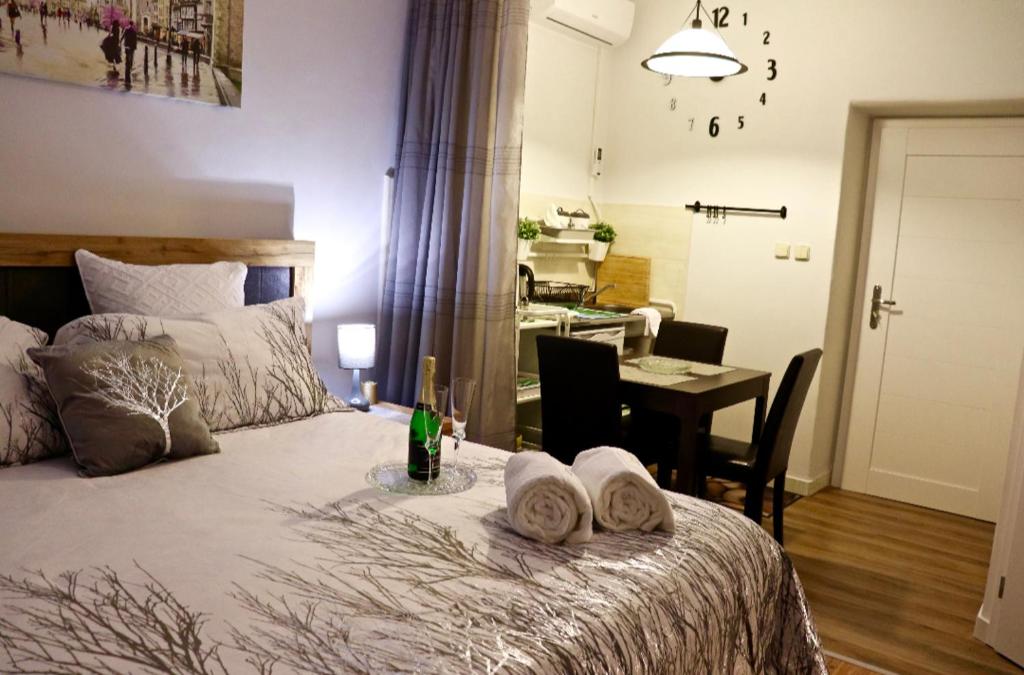 俄斯特拉發的住宿－Rodinný Penzion Karin，一间卧室配有一张带毛巾和桌子的床