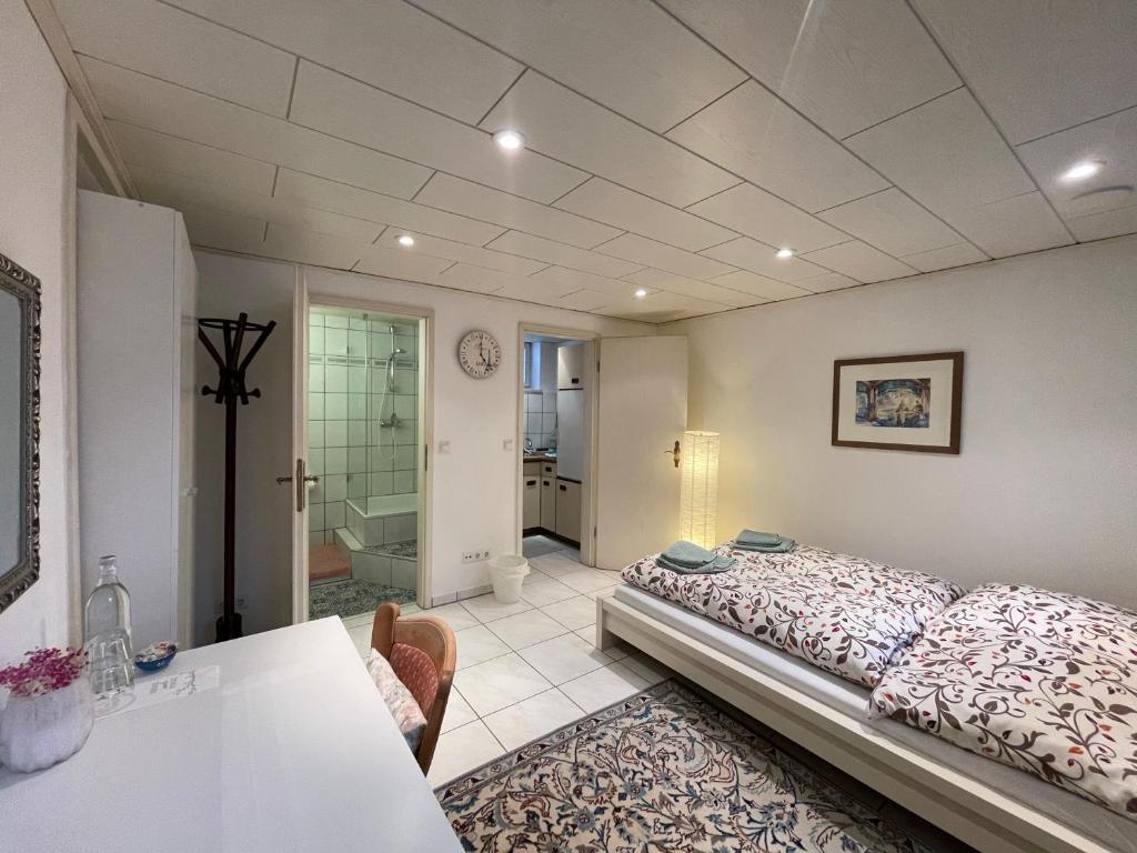 una camera con letto e bagno di Apartment in Natur und Flughafen Nähe a Norimberga