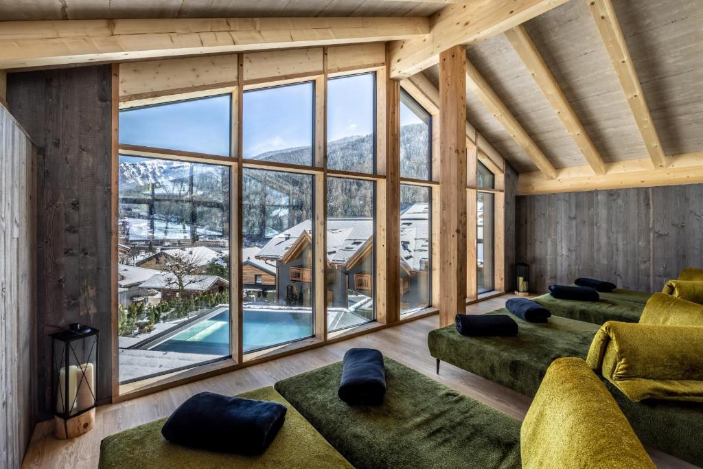 Hotel Ravelli Luxury Spa في ميتزانا: غرفة معيشة مطلة على الجبال