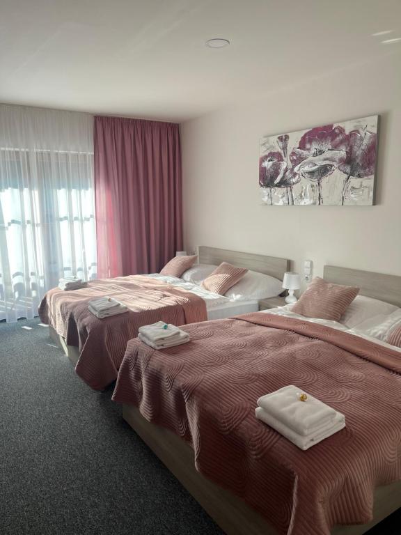 pokój hotelowy z 2 łóżkami i ręcznikami w obiekcie Hospůdka na konci světa w mieście Odry