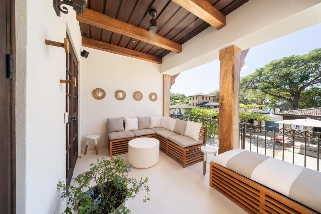 Balkoni atau teres di Beach, Oceanfront 2BR, 2BA Condo in Las Catalinas - Plaza Mercado 12