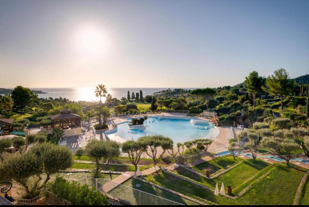 Piscina de la sau aproape de Cap ESTEREL Village , AGAY 4prs Climatisé-WIFI-Parking INCLUS