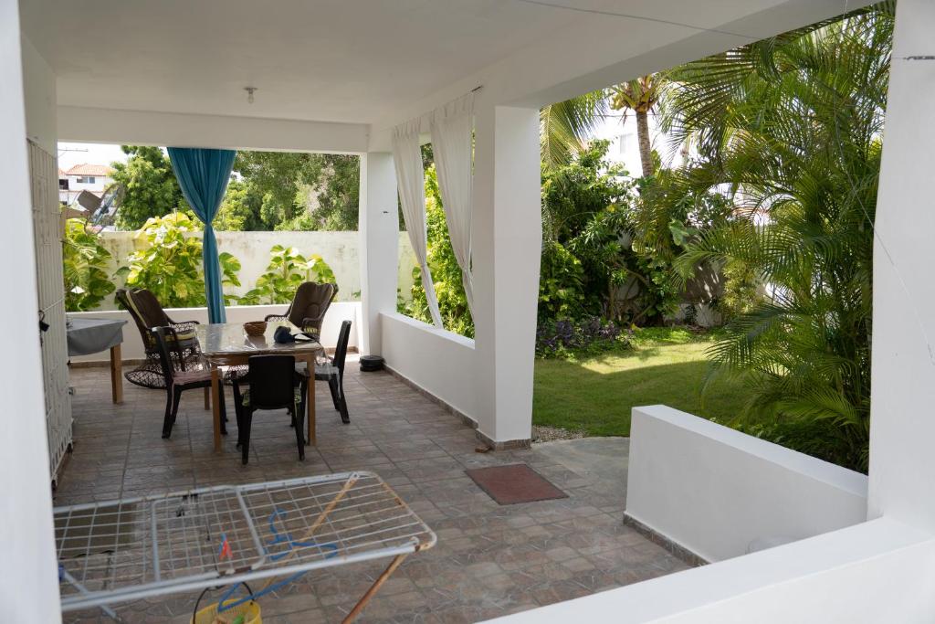 una camera con tavolo e sedie su un patio di Villa Caribe a Bayahibe