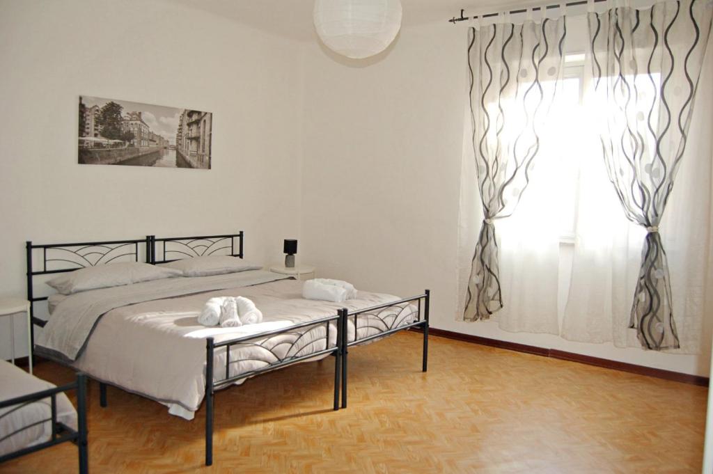 een slaapkamer met een bed en een raam bij Giulia home in Monfalcone