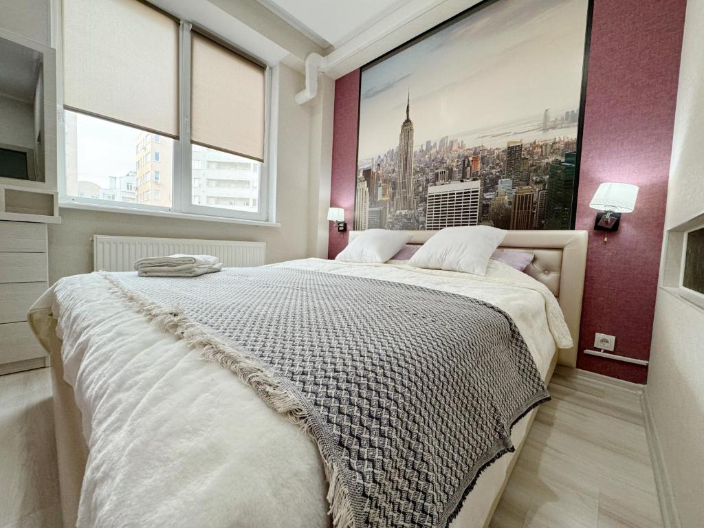 1 dormitorio con un gran cartel de la ciudad en Family Apartment, en Chişinău