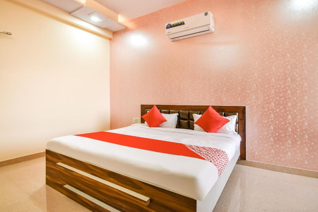 Postelja oz. postelje v sobi nastanitve OYO Hotel Sai Kripa