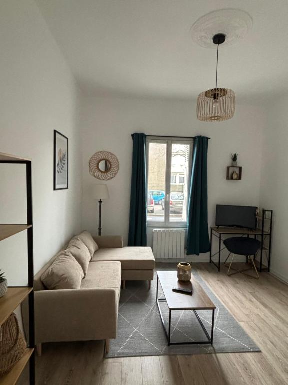 un salon avec un canapé et une table dans l'établissement Beau studio rénové - centre-ville/université, au Havre