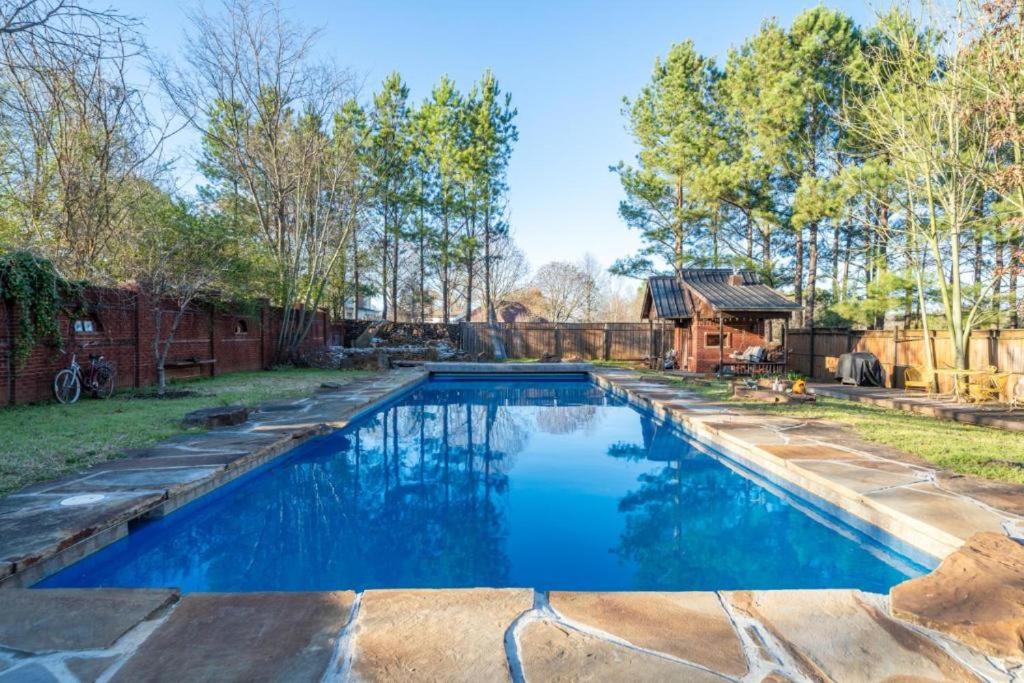 una piscina con agua azul en un patio trasero en Doras Dutch Cottage Charmer with Swimming Pool en Clarksville