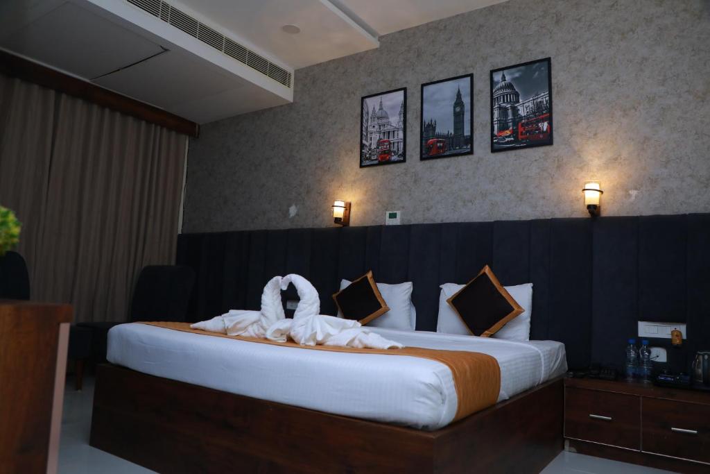 Un pat sau paturi într-o cameră la HOTEL JB'S MINERVA GRAND