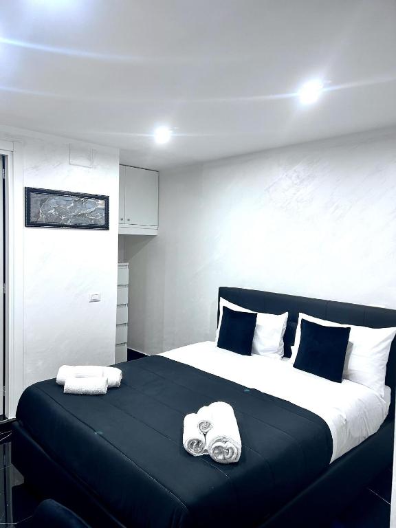 ein Schlafzimmer mit einem großen Bett, auf dem Handtücher liegen in der Unterkunft Sweet Dreams luxury 3 in Neapel