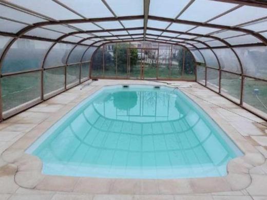 una grande piscina con tetto in vetro di La Mikisa a Marsas