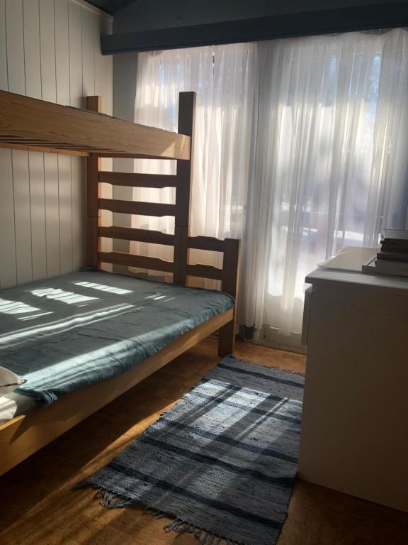 1 dormitorio con litera y ventana en Rena Hostel, en Rena