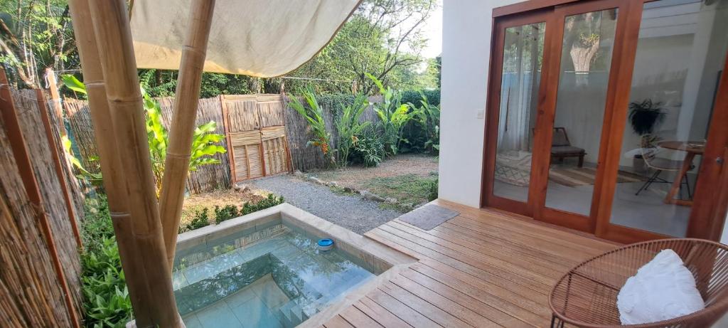 - une petite piscine sur une terrasse à côté d'une maison dans l'établissement Casa Perezoso-Private pool- 800m from the beach., à Uvita