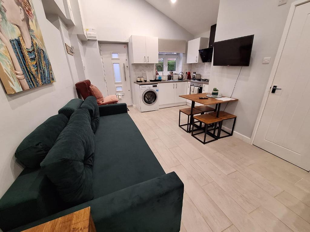 New, stylish studio flat with private patio and free on-street parking Check out at 11am - One-Bedroom Apartment