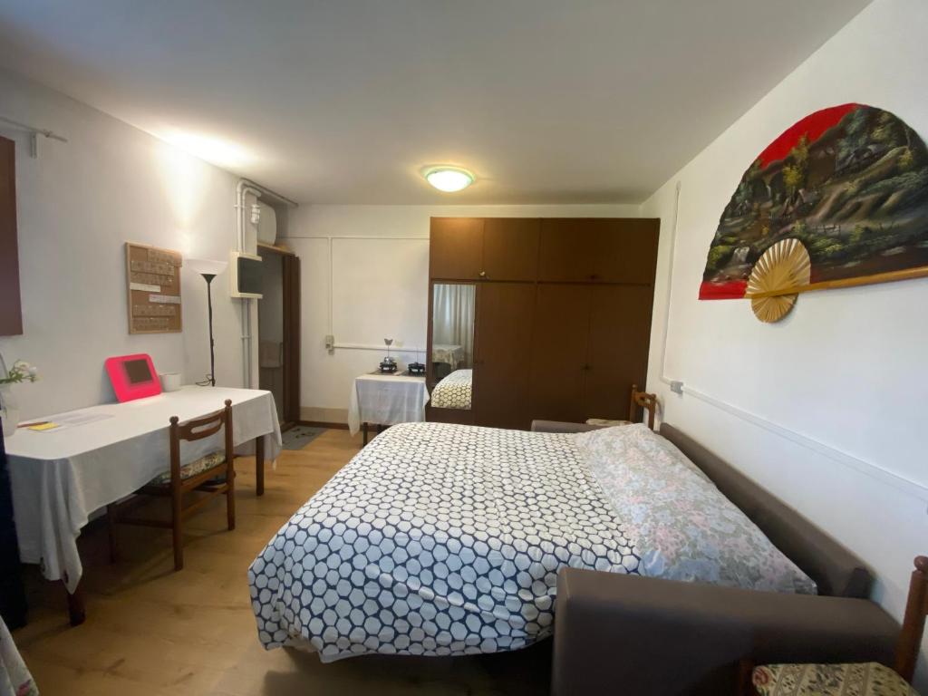 - une chambre avec un lit, une table et un bureau dans l'établissement Summer's House, à Castelfranco Veneto