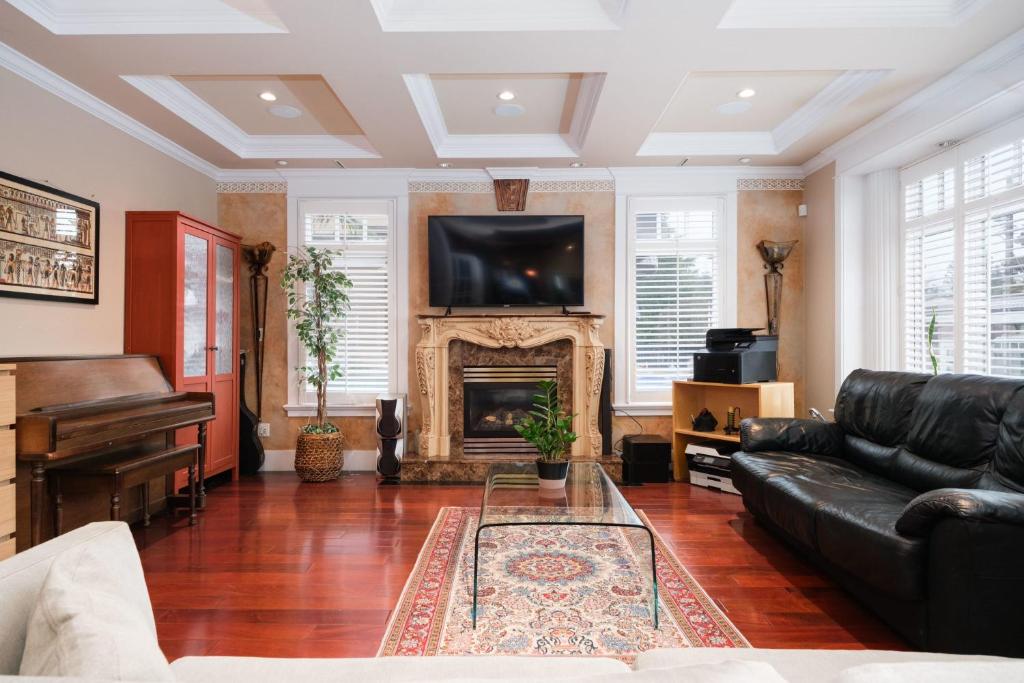Ruang duduk di Luxurious 8-Bedroom Villa in Central Vancouver