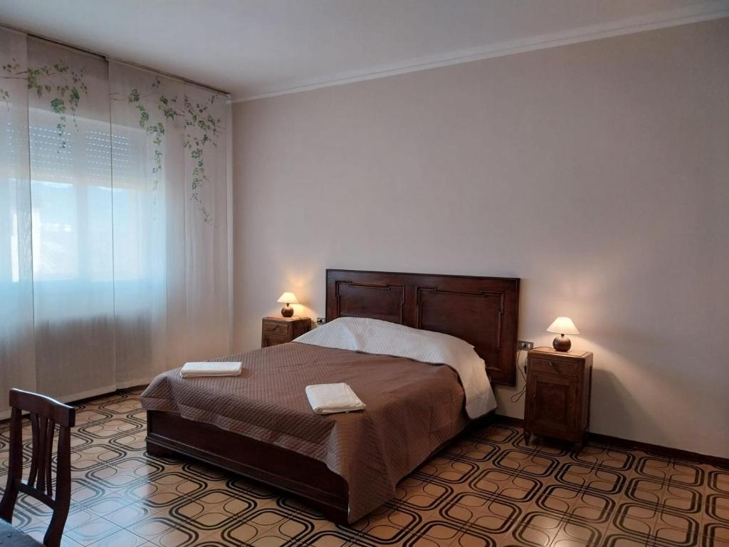 una camera con un letto con due comodini e due lampade di Casa Laura a Lucca
