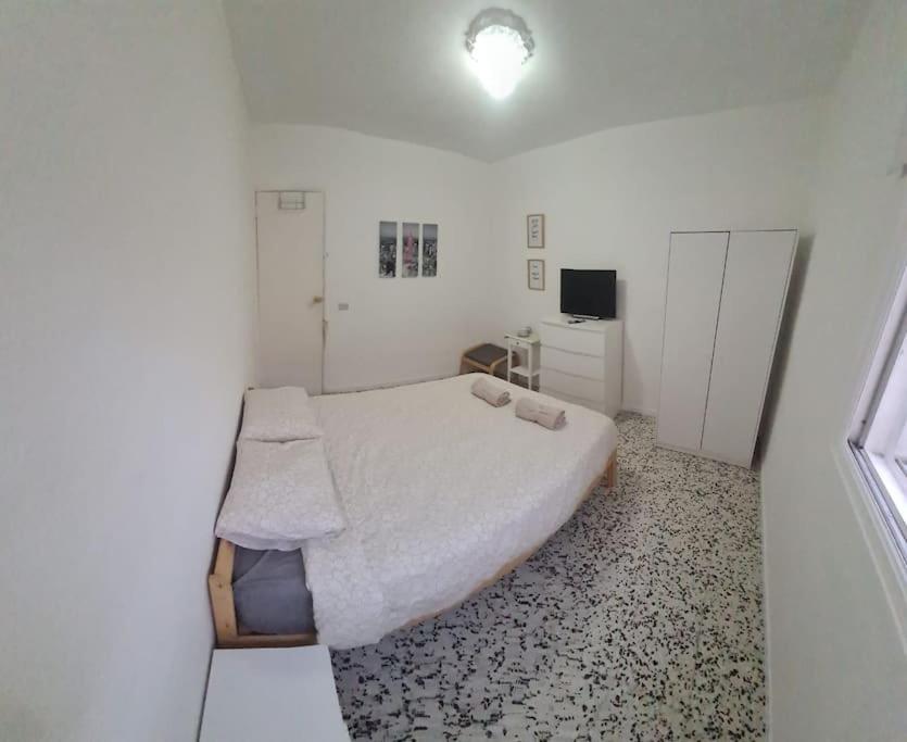 ein weißes Schlafzimmer mit einem Bett und einem Schreibtisch in der Unterkunft EEB Room HABITACIÓN PRIVADA EN PISO COMPARTIDO in La Laguna