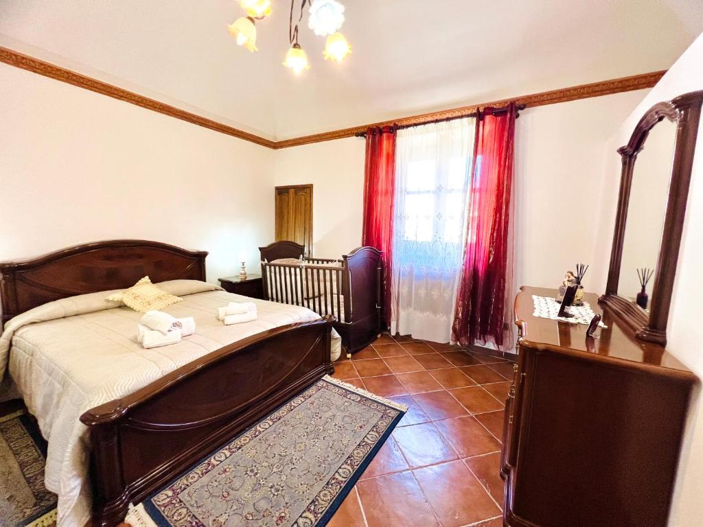 1 dormitorio con cama y ventana grande en Nonna Sasà, en Torretta